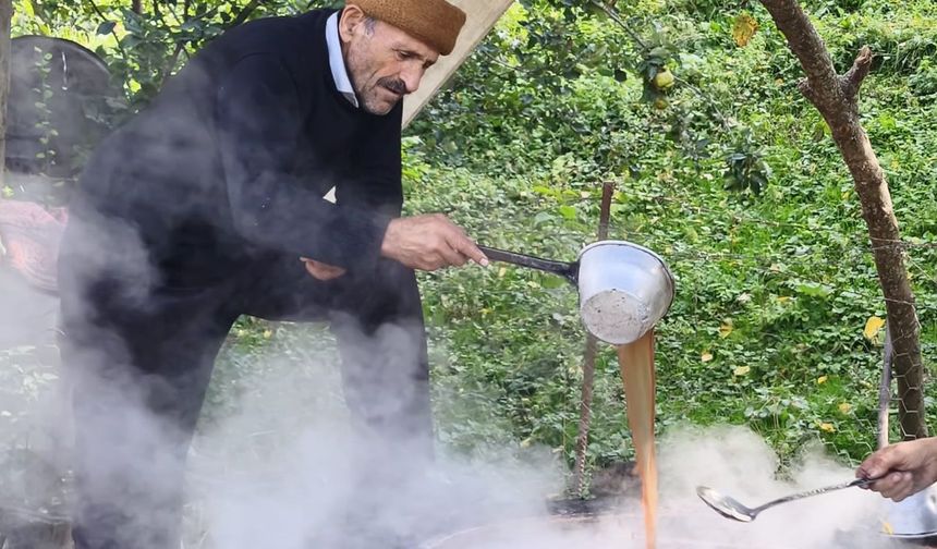 Asırlık gelenek üzümden doğal pekmez üretiyorlar