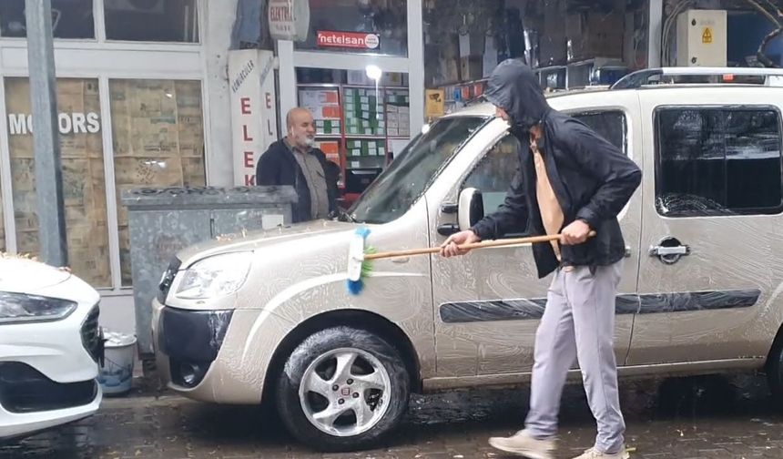 Sağanak yağışı fırsata çevirdi aracını yağmur altında yıkadı