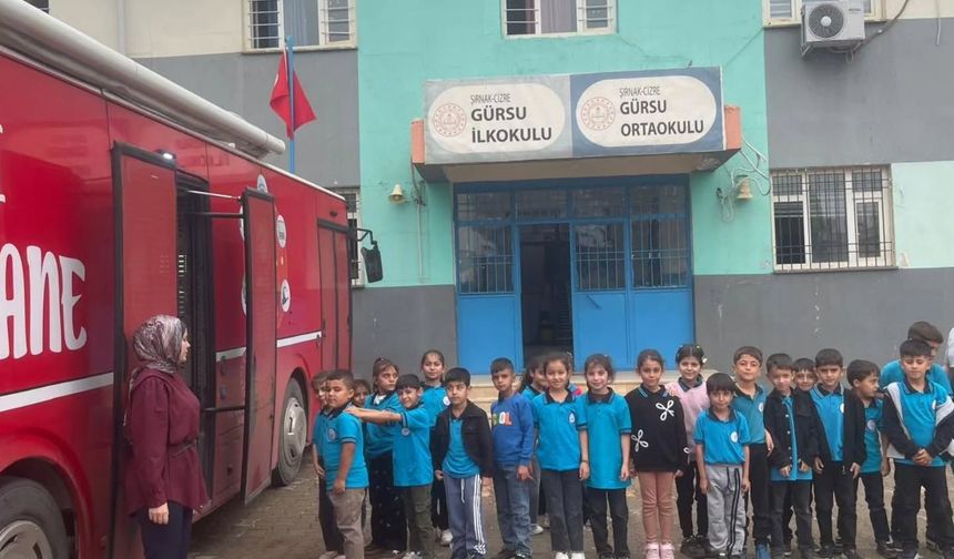 Cizre’de öğrenciler gezici kütüphaneyle buluştu