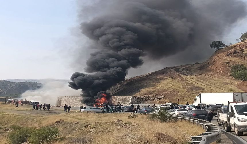 Duvara çarpan tır alev alev yandı