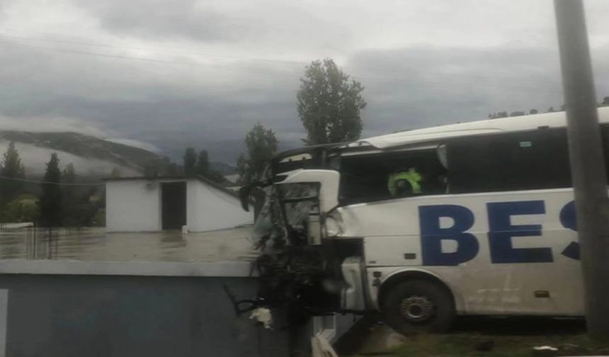 Şırnak Uludere yolunda korkutan kaza, otobüs eve çarptı