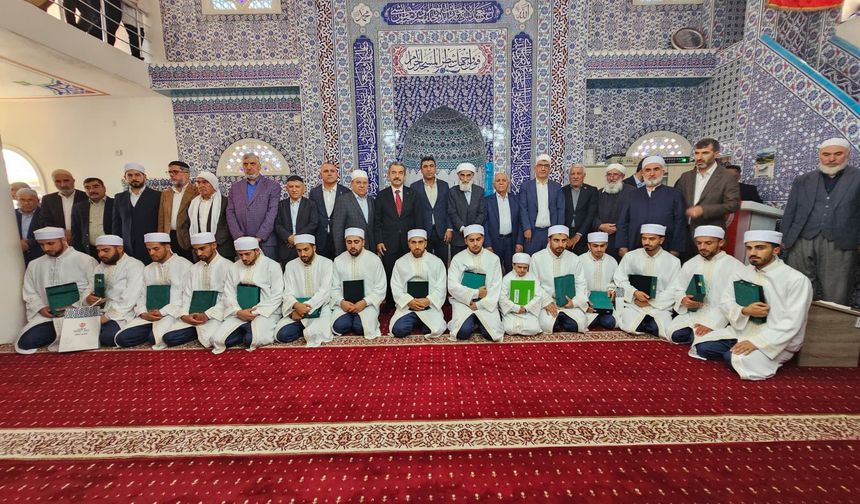Şırnak’ta hafızlık eğitimini tamamlayan 15 öğrenciye icazet