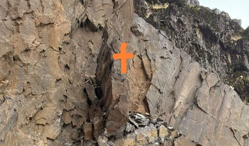Şırnak’ta Yamaçlardan Kopan Kayalar Sürücüleri Korkutuyor