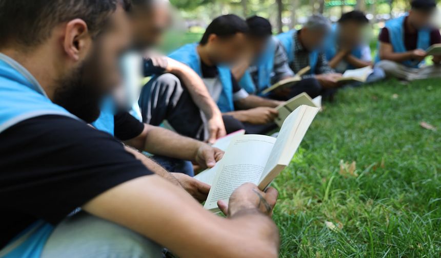 Yükümlüler mekan mefhumuna bakılmaksızın kitap okuyor