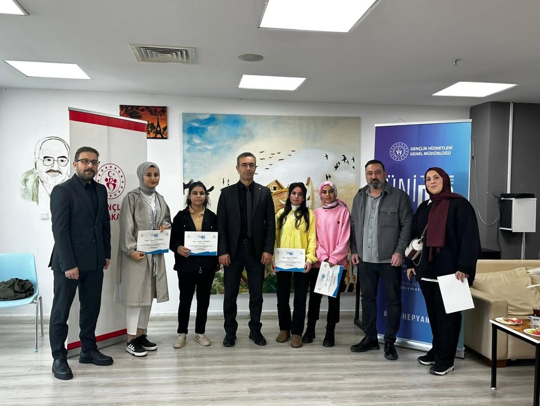 İl Müdürümüz Fedai Din, Gençlik Faaliyetleri Müdürümüz Yılmaz Anahtar Ile Birlikte Üni̇des Sertif (1)