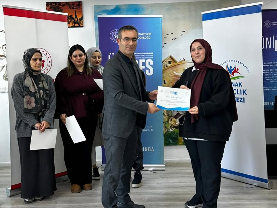 İl Müdürümüz Fedai Din, Gençlik Faaliyetleri Müdürümüz Yılmaz Anahtar Ile Birlikte Üni̇des Sertif (4)