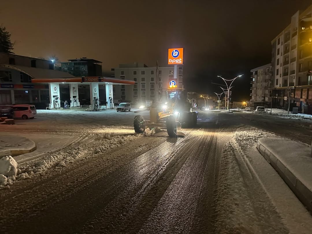 Şehrimizin Dört Bir Yanında, Olası Buzlanmalara Karşı Tuzlama Çalışmalarımız Aralıksız Bir Şekil (1)