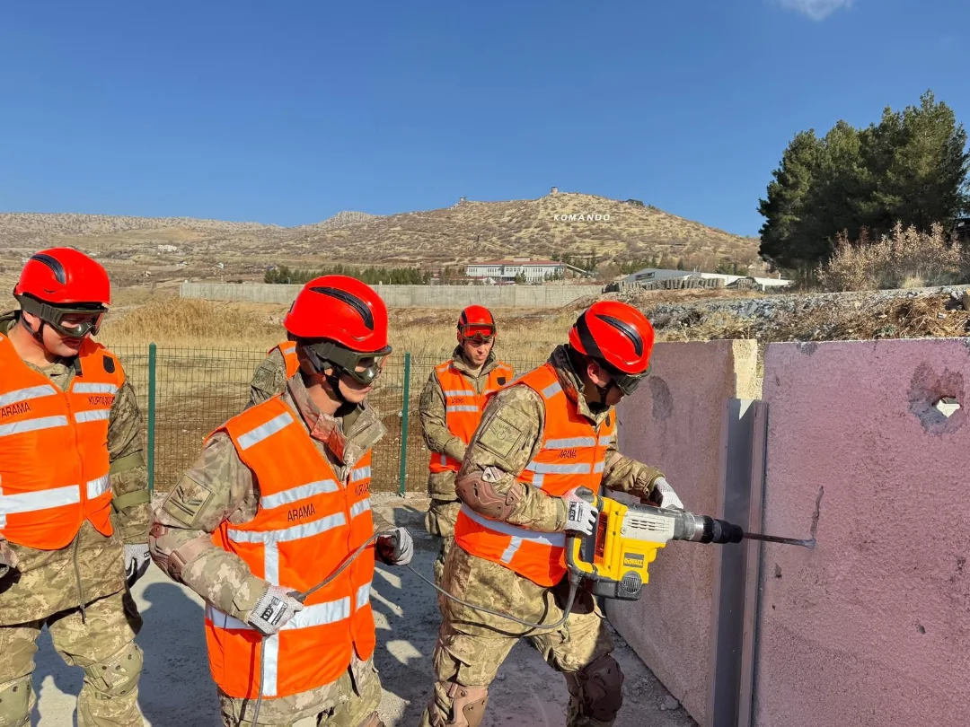 Şırnak Çakırşöğüt Jandarma Komando Tugay Komutanlığı Yerleşkesinde Inşa Ettiğimiz Enkazda Arama (3)