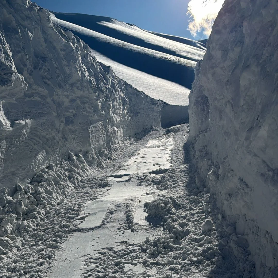 📍 Cudi Dağı❄️ Kar Çok, Mücadele Büyük…Kar Yüksekliği Metreleri Bulsa Da, Yolları Açmamıza Enge