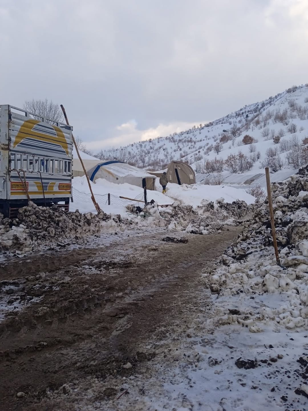 Dün Etkili Olan Yoğun Kar Yağışı Nedeniyle Üç Kiraz’da Yerleşik Bulunan Koçer Halkının Yardım Ta (2)