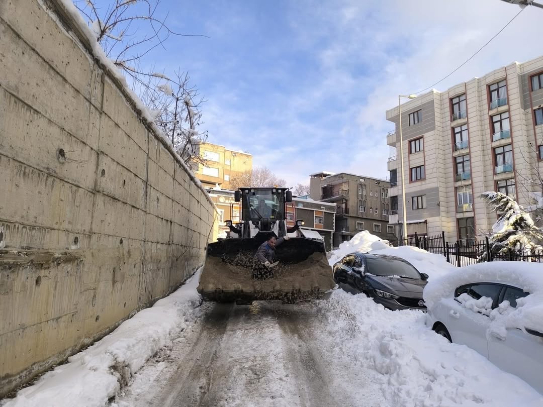 Karla Mücadele Ekiplerimiz, Kent Merkezinde Gündüz Yürüttükleri Kar Temizleme Ve Tuzlama Çalışma