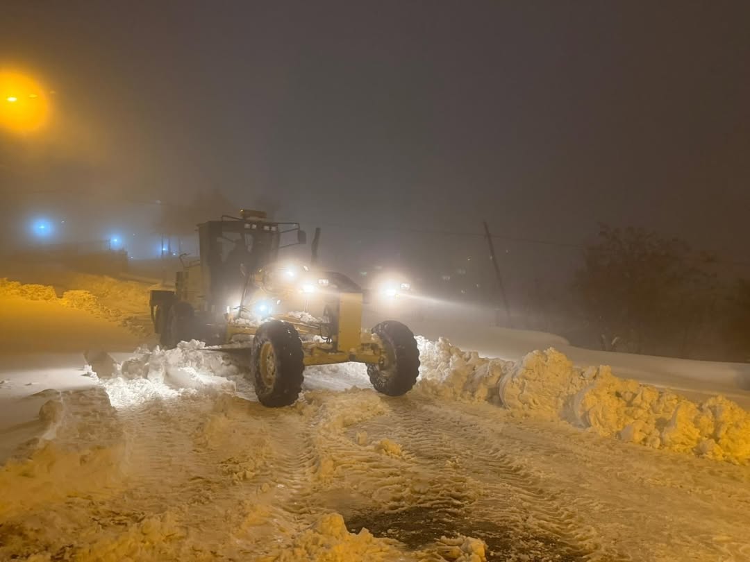 Karla Mücadele Ekiplerimiz, Kent Merkezinde Küreme, Temizlik Ve Tuzlama Çalışmalarını Yoğun Bir (1)