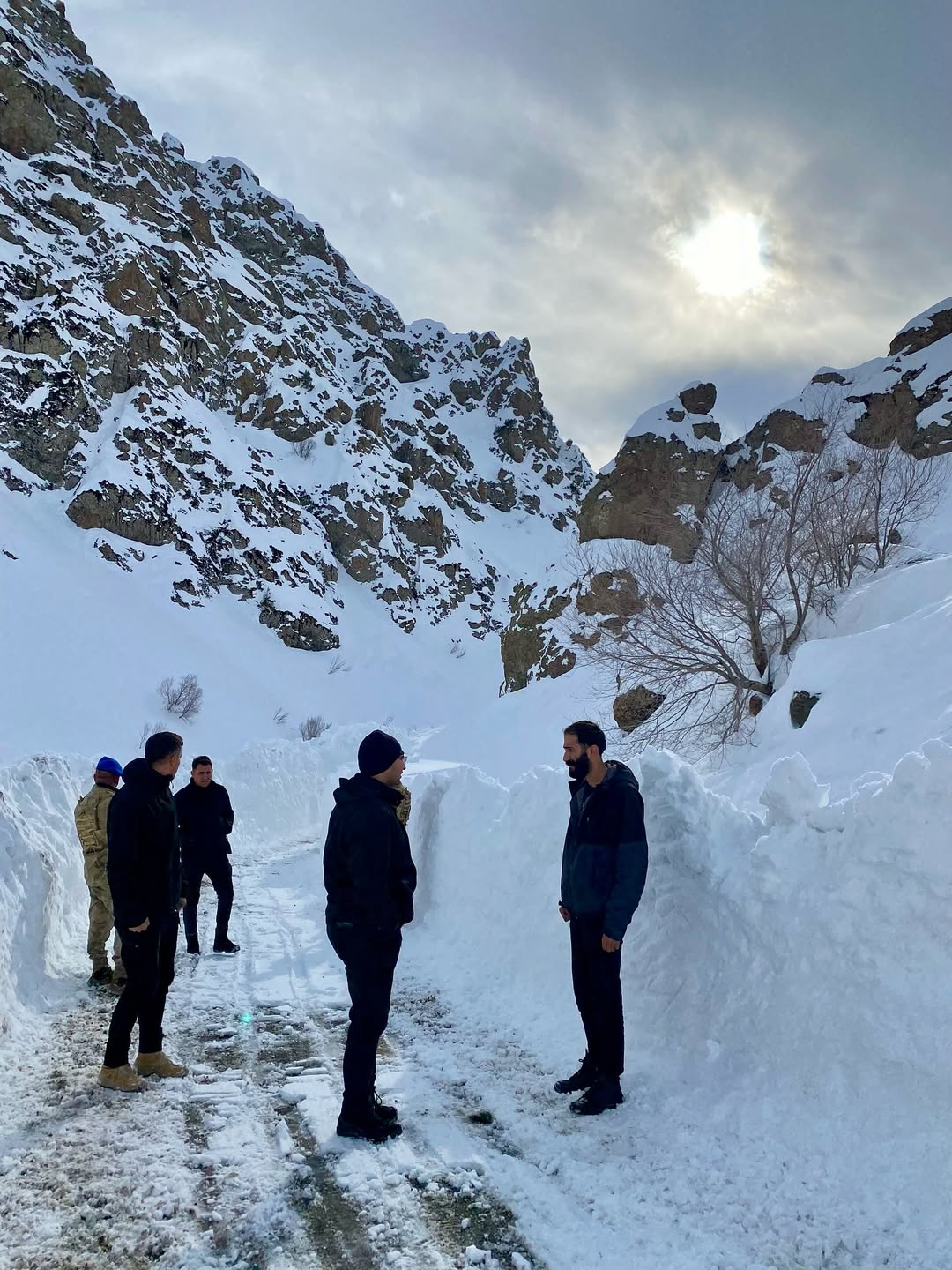 Kaymakamımız Sn. Mehmet Furkan Taşkiran, Yeşilöz Köyünün Kapanan Yolunu Açmaya Çalışan İl Özel (1)