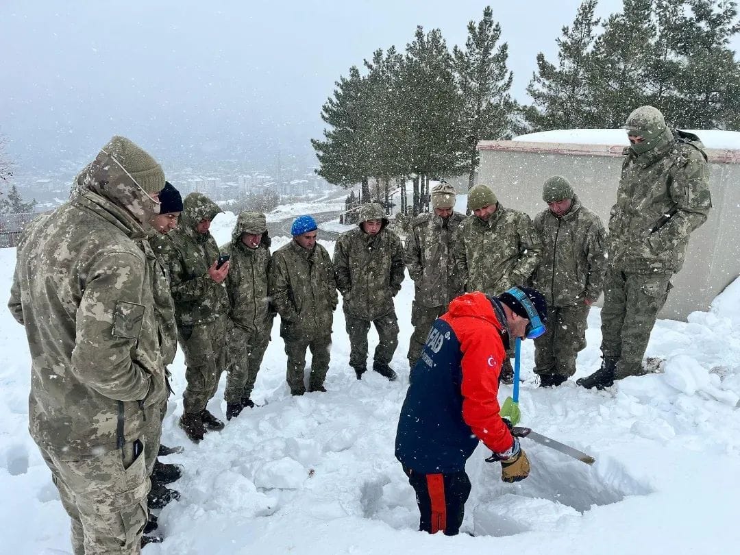 Şırnak’ta askeri personele çığda arama ve kurtarma eğitimi