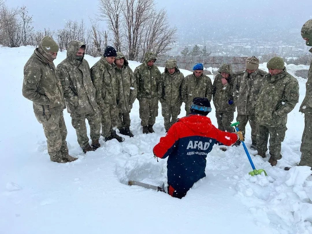 Sirnakta Askeri Personele Cigda Arama Ve Kurtarma Egitimi (3)