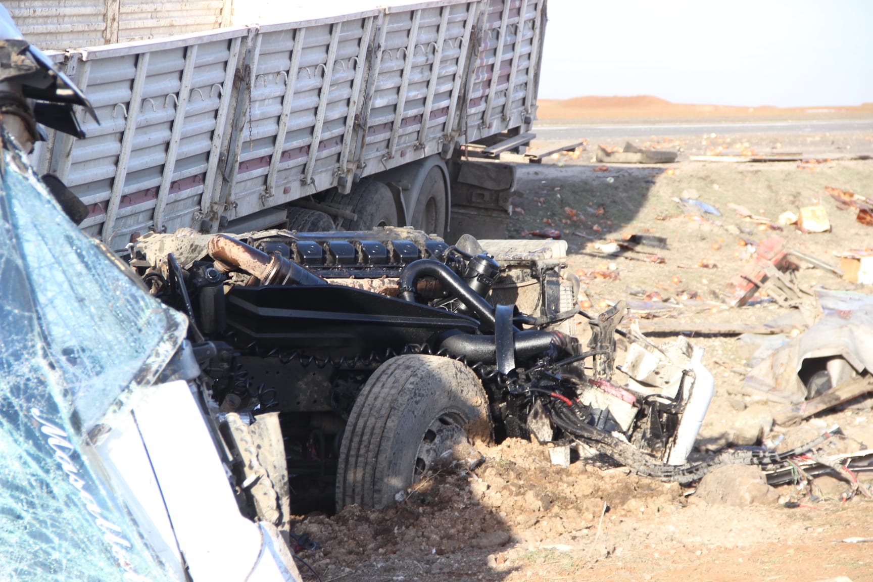 Cizre'de tırlar çarpıştı 2 yaralı