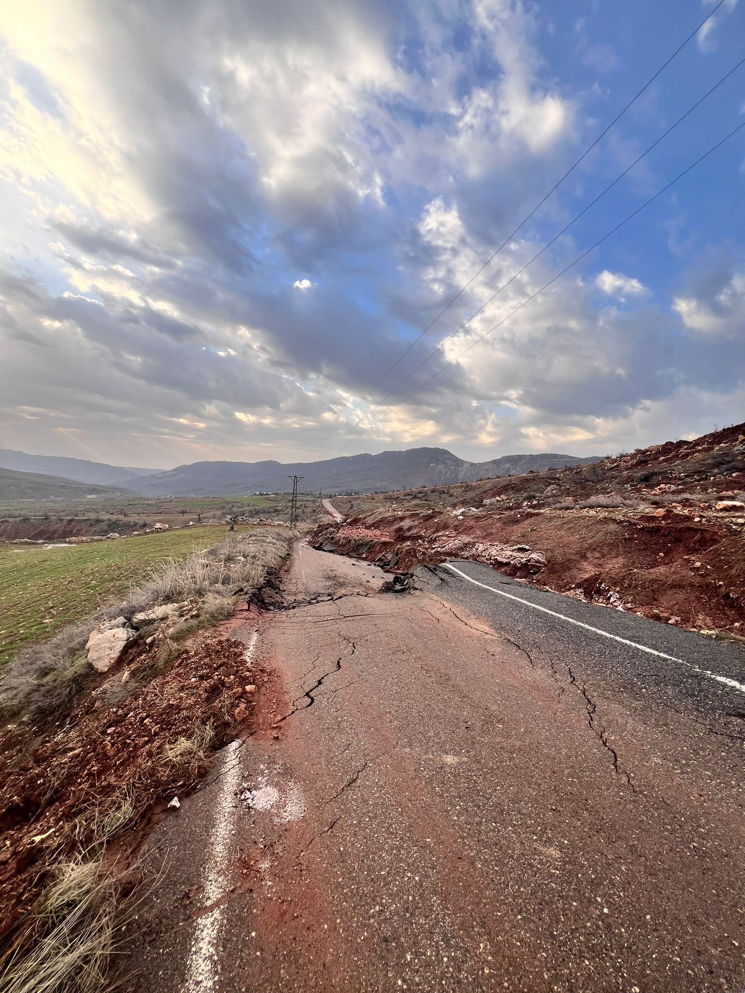 Şırnak'ta  Köy yolu çöktü, ulaşım durdu