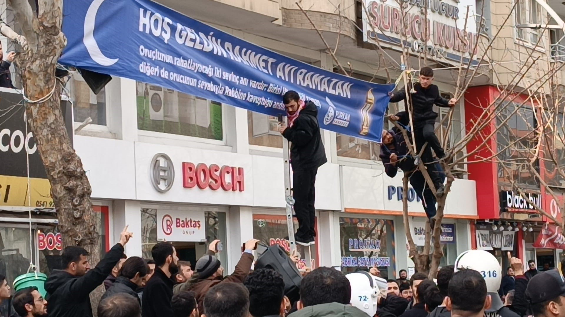 Pankart gerginliğinde 5 gözaltı