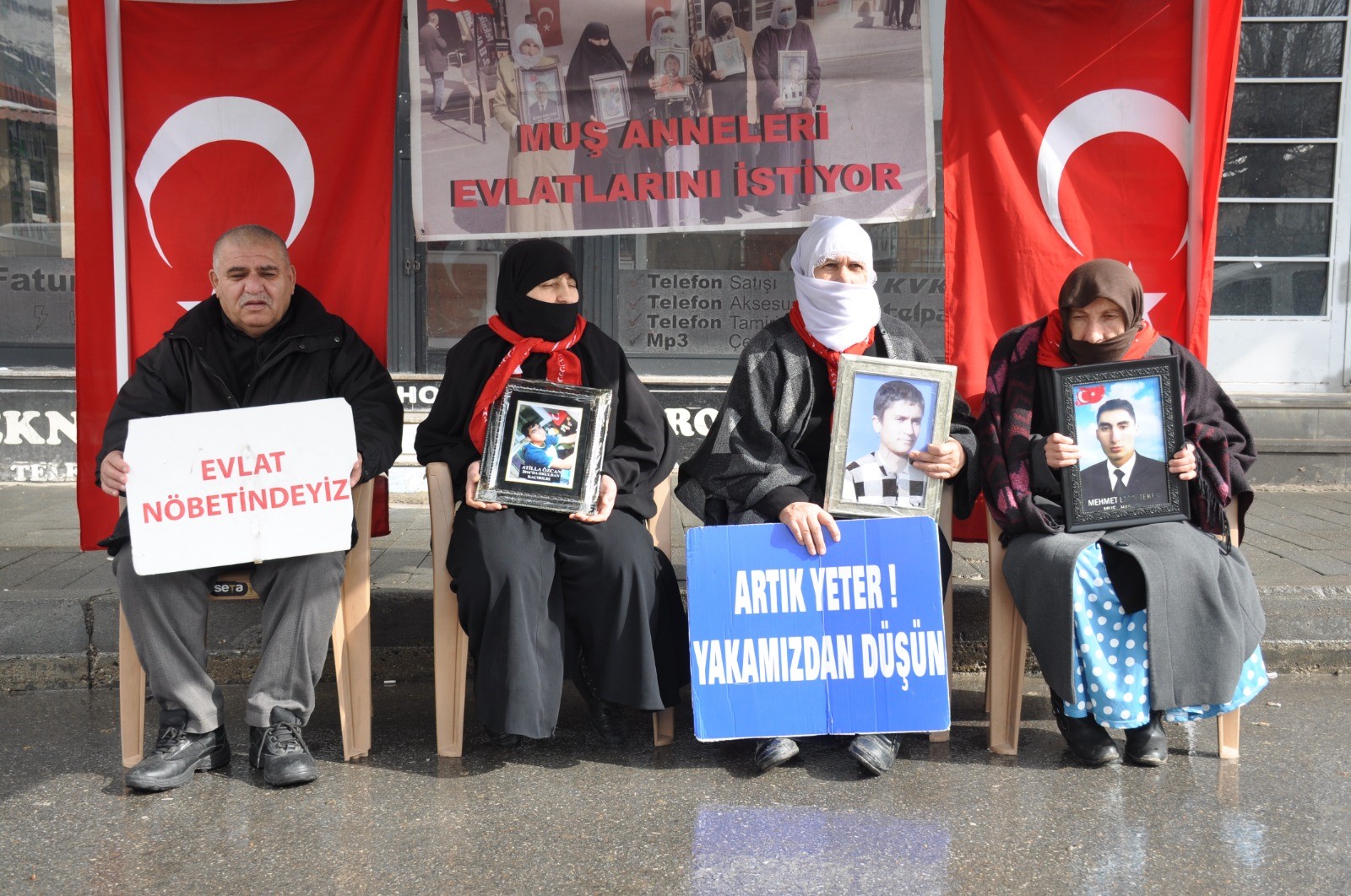 DEM Parti İl Başkanlığı Önünde Ailelerin Oturma Eylemi