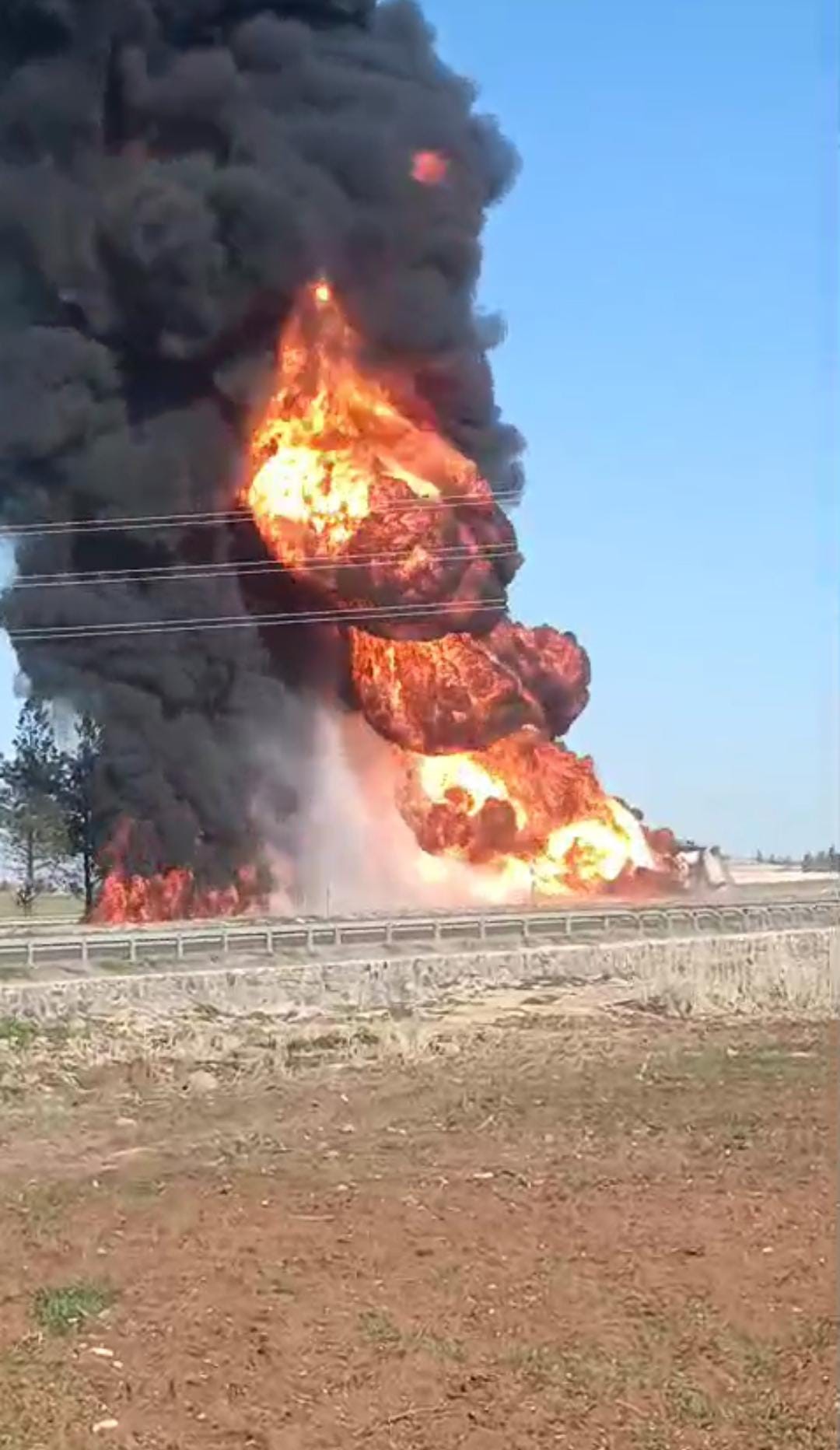 İpek yolunda yakıt yüklü tır alev topuna döndü