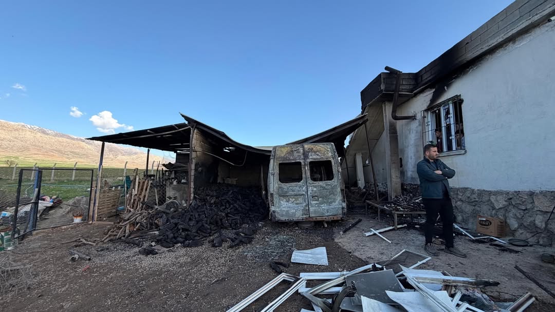 Evi ve aracı yanan aileye Kaymakam Partal’dan moral ziyareti