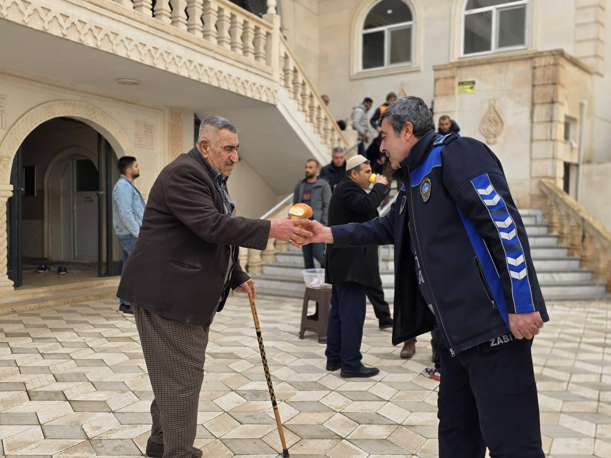 Namaz Cikisi Sicak Corba Ikrami (2)