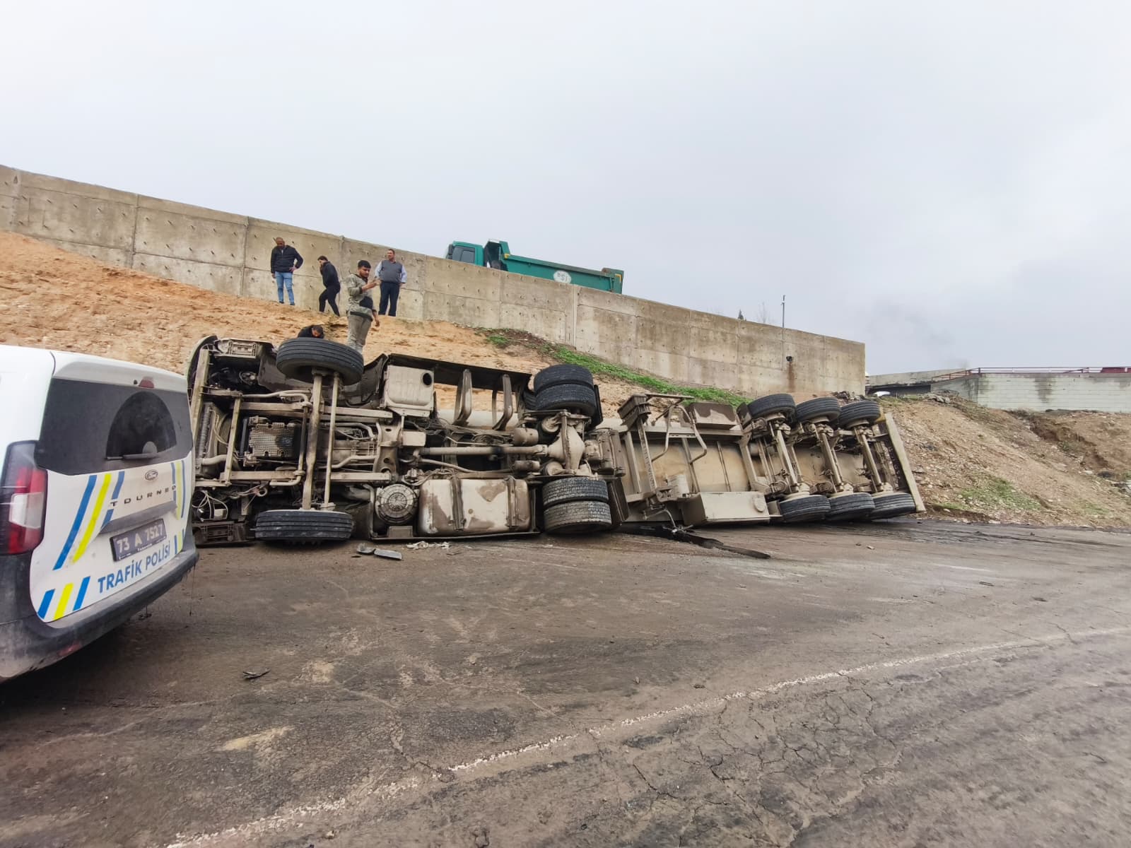 Cizre’de Asfalt Yüklü Tır Devrildi, 1 Yaralı