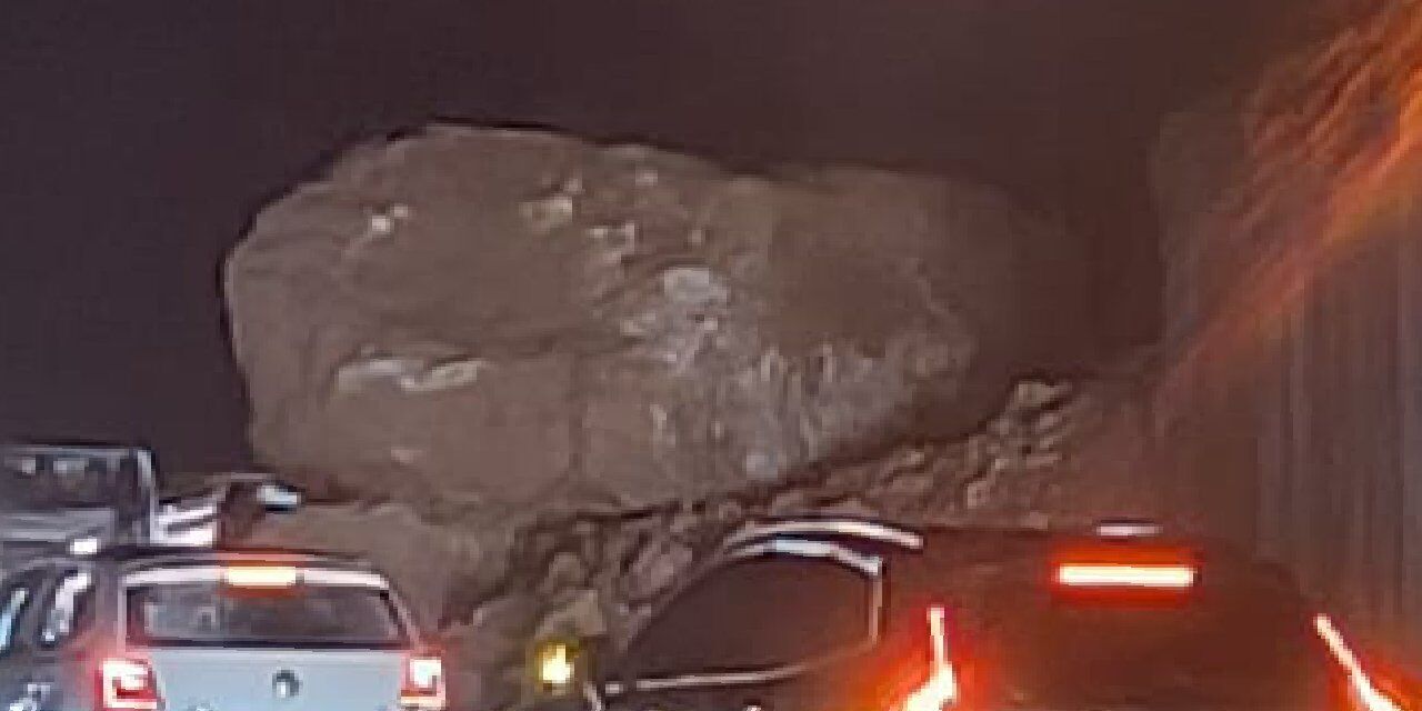 Cizre-Şırnak Yoluna  Kaya Düştü