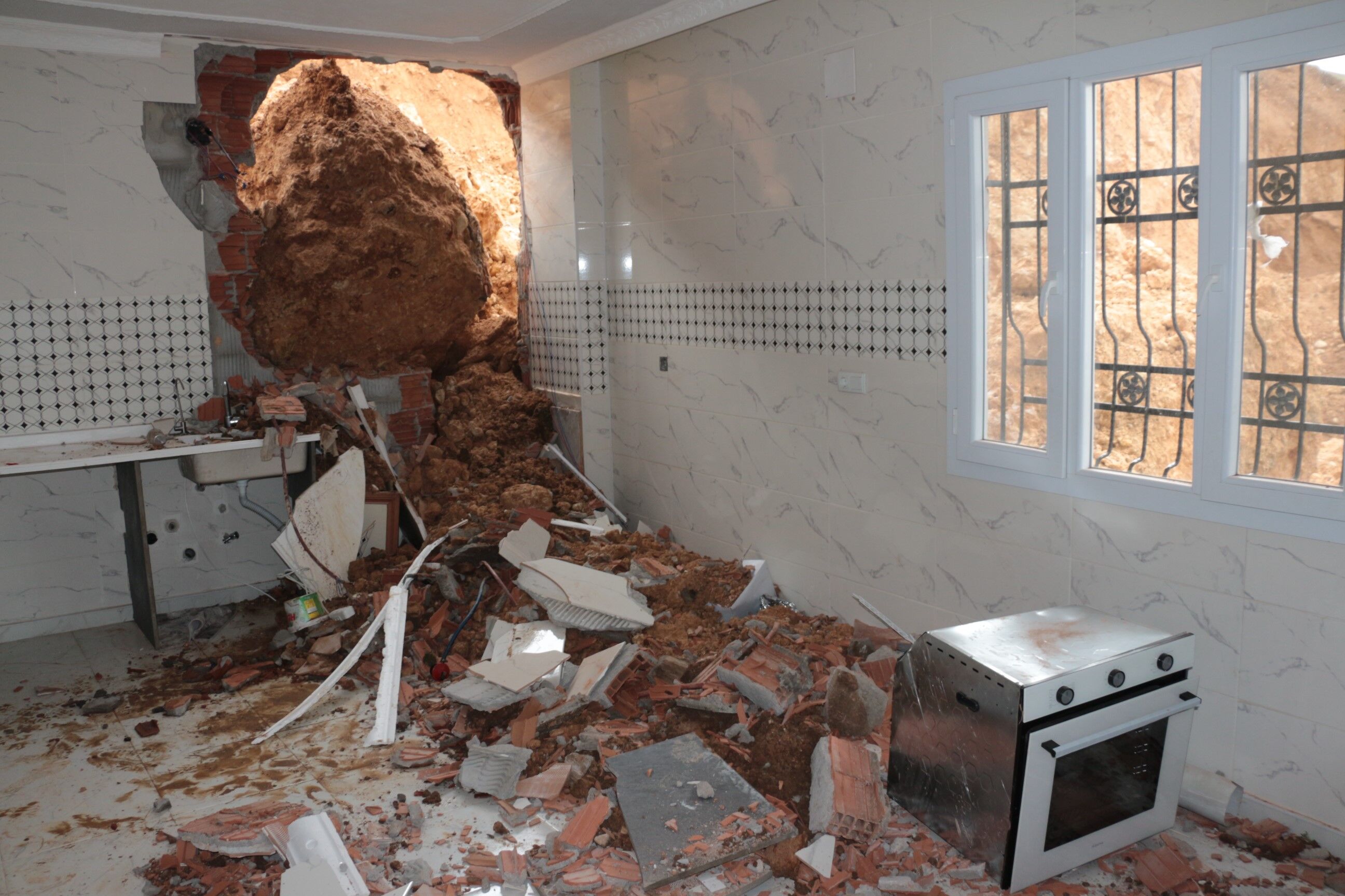 Cizre'de sağanak yağış heyelana neden oldu, 1 ev yıkıldı