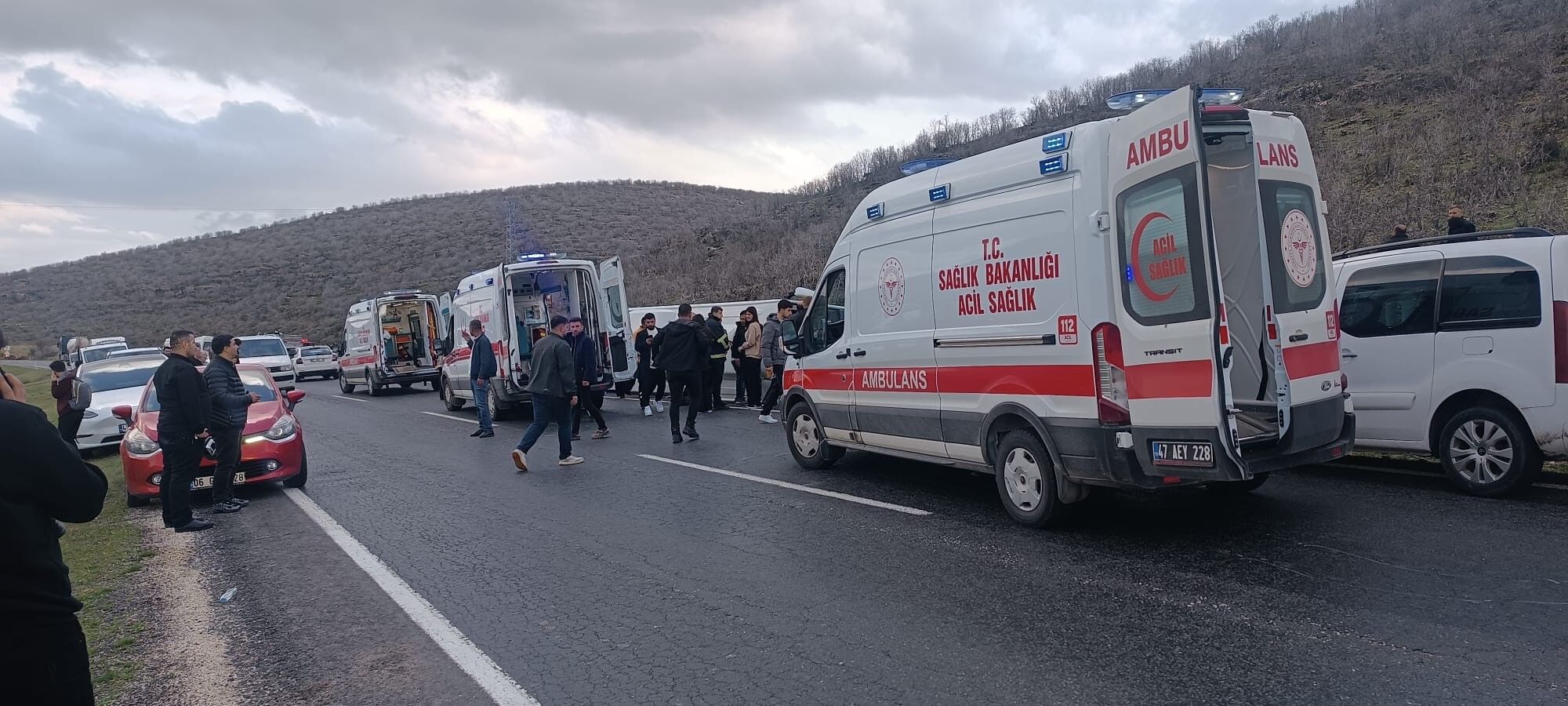 Mardin yolunda yolcu otobüsü devrildi: 24 yaralı