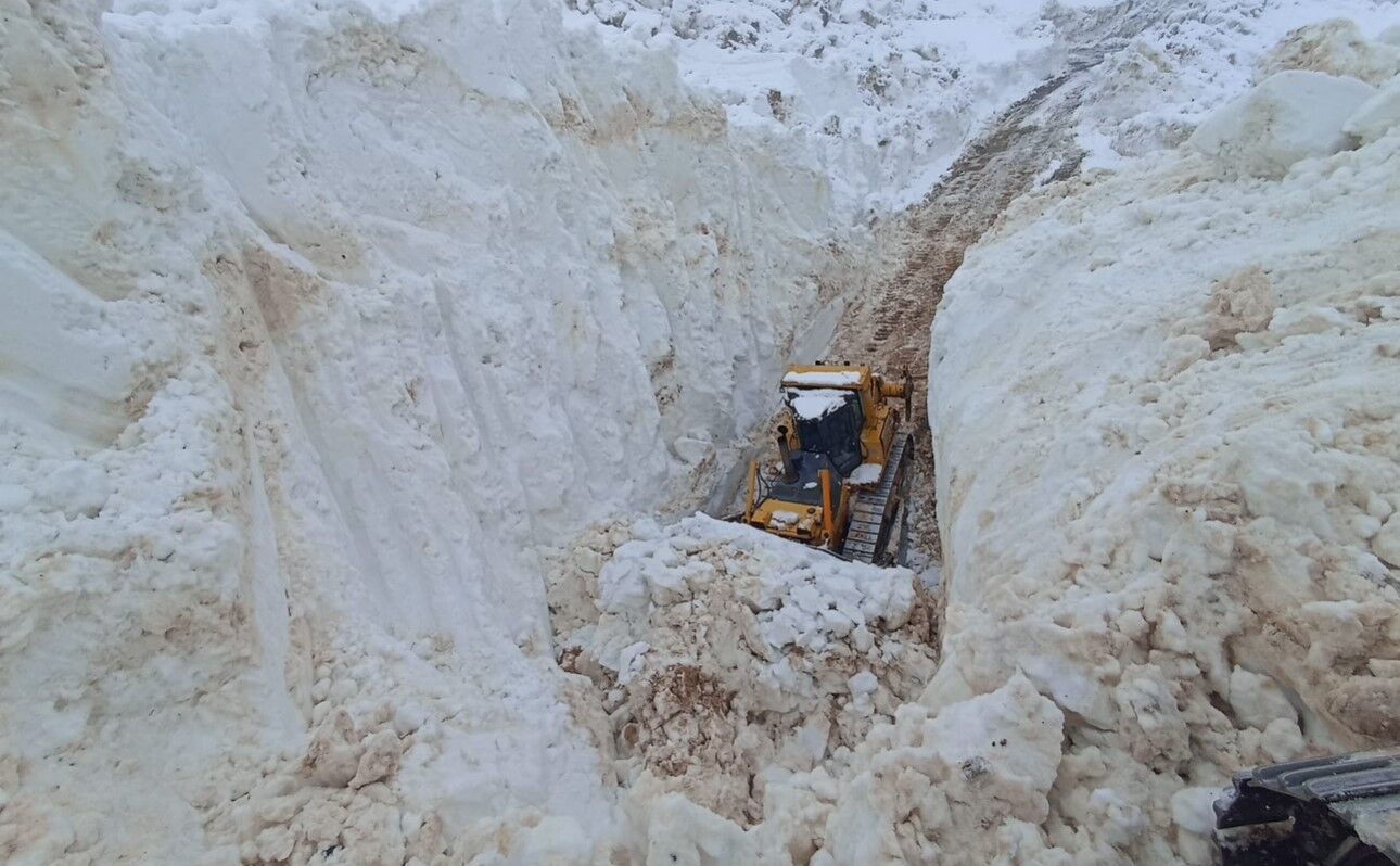 Kar 8 Metreyi Aştı, İş Makinesi Tünelde Yok Oldu