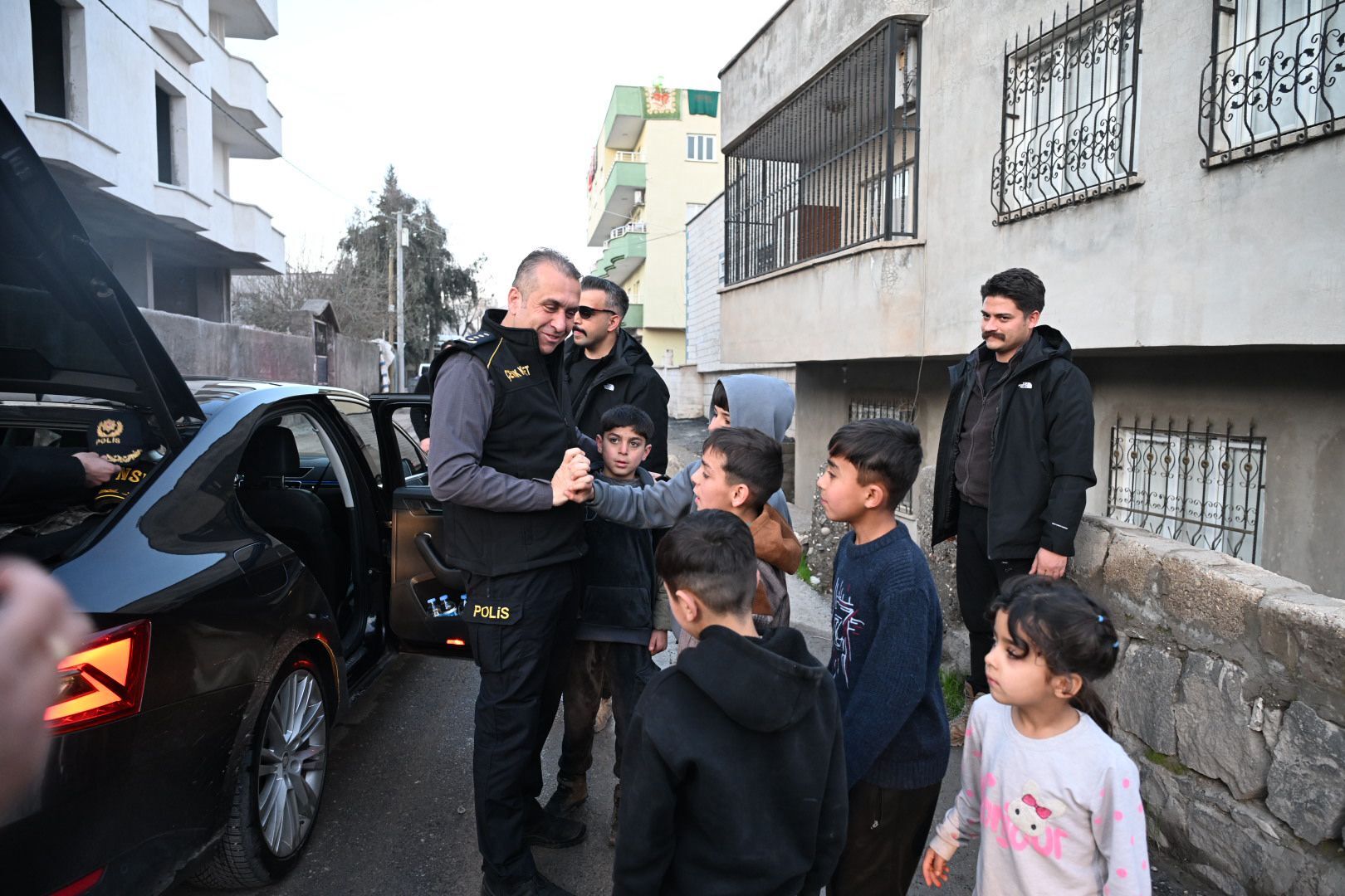 Cizre'de il emniyet müdürünün yolunu kestiler !