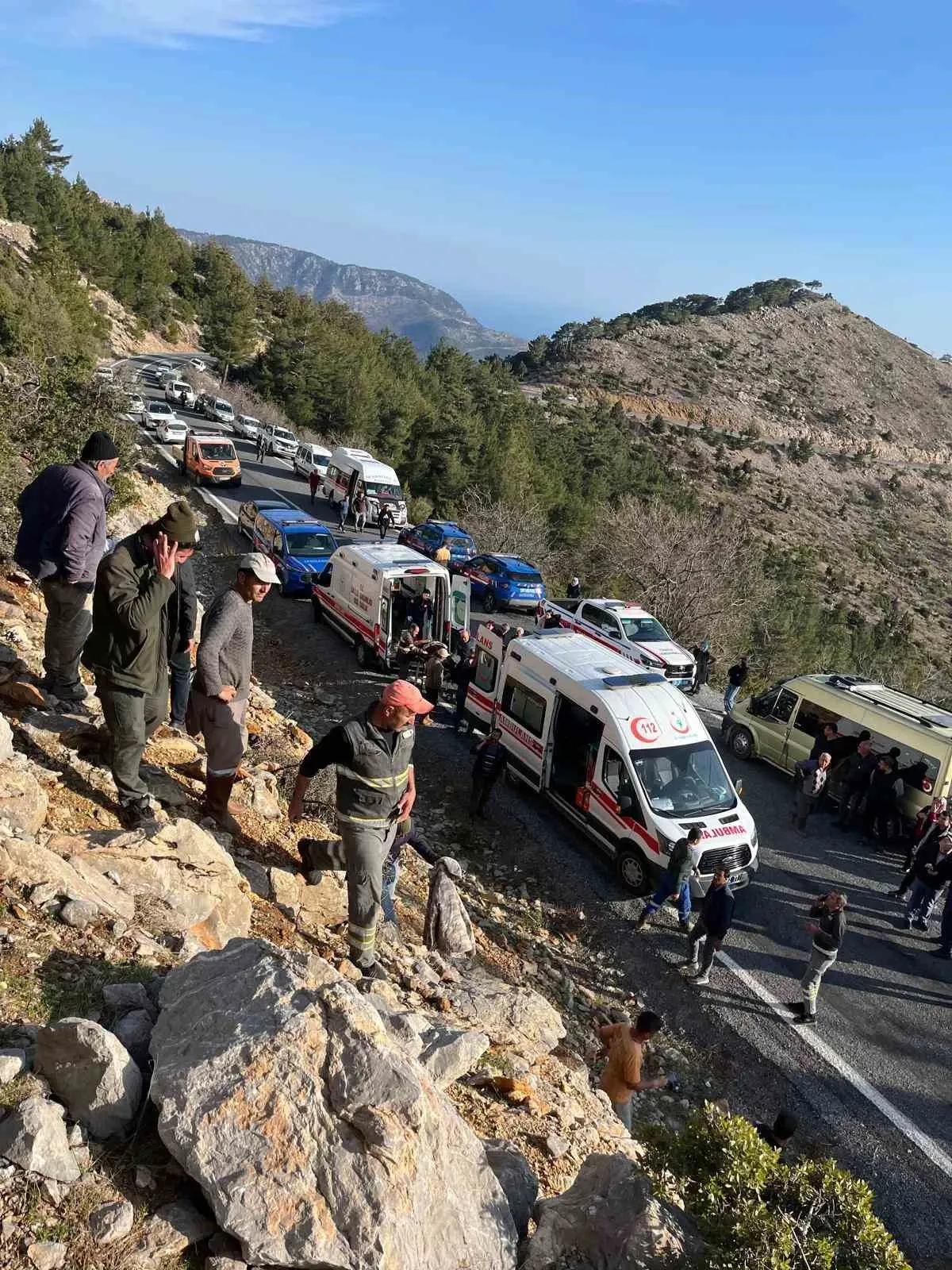 İşçi Servisi Uçuruma Yuvarlandı, 3 Ölü, 11 Yaralı