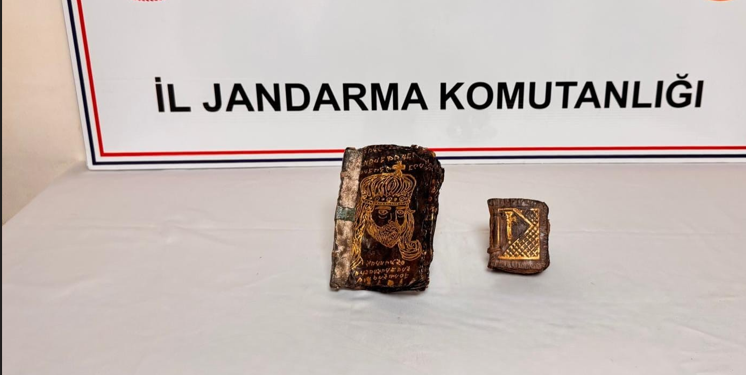 Tarihi Eser Kaçakçılarına Operasyon, Altın Kitap Ele Geçti