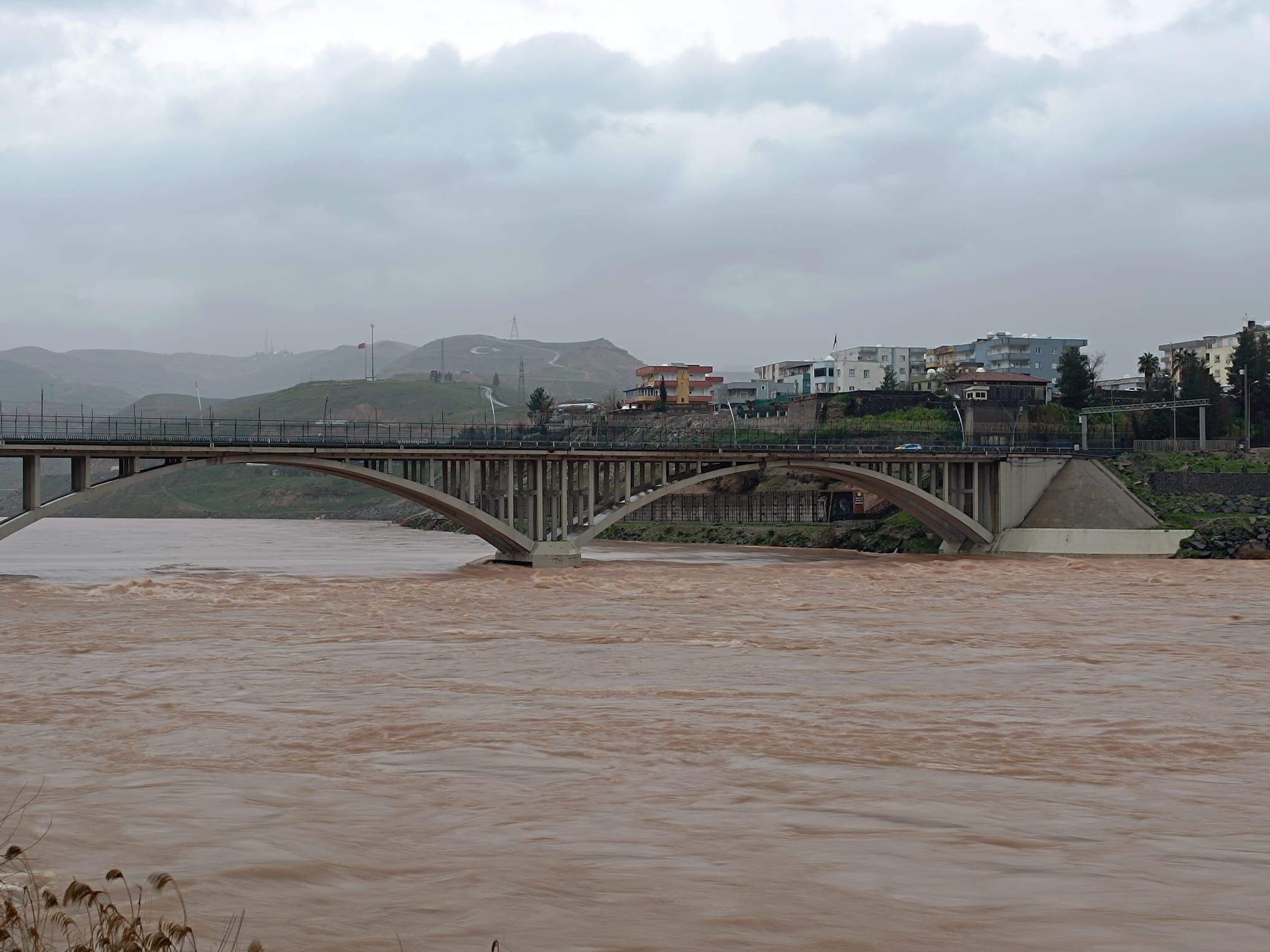Cizre’de Dicle Nehri Kızıla Büründü