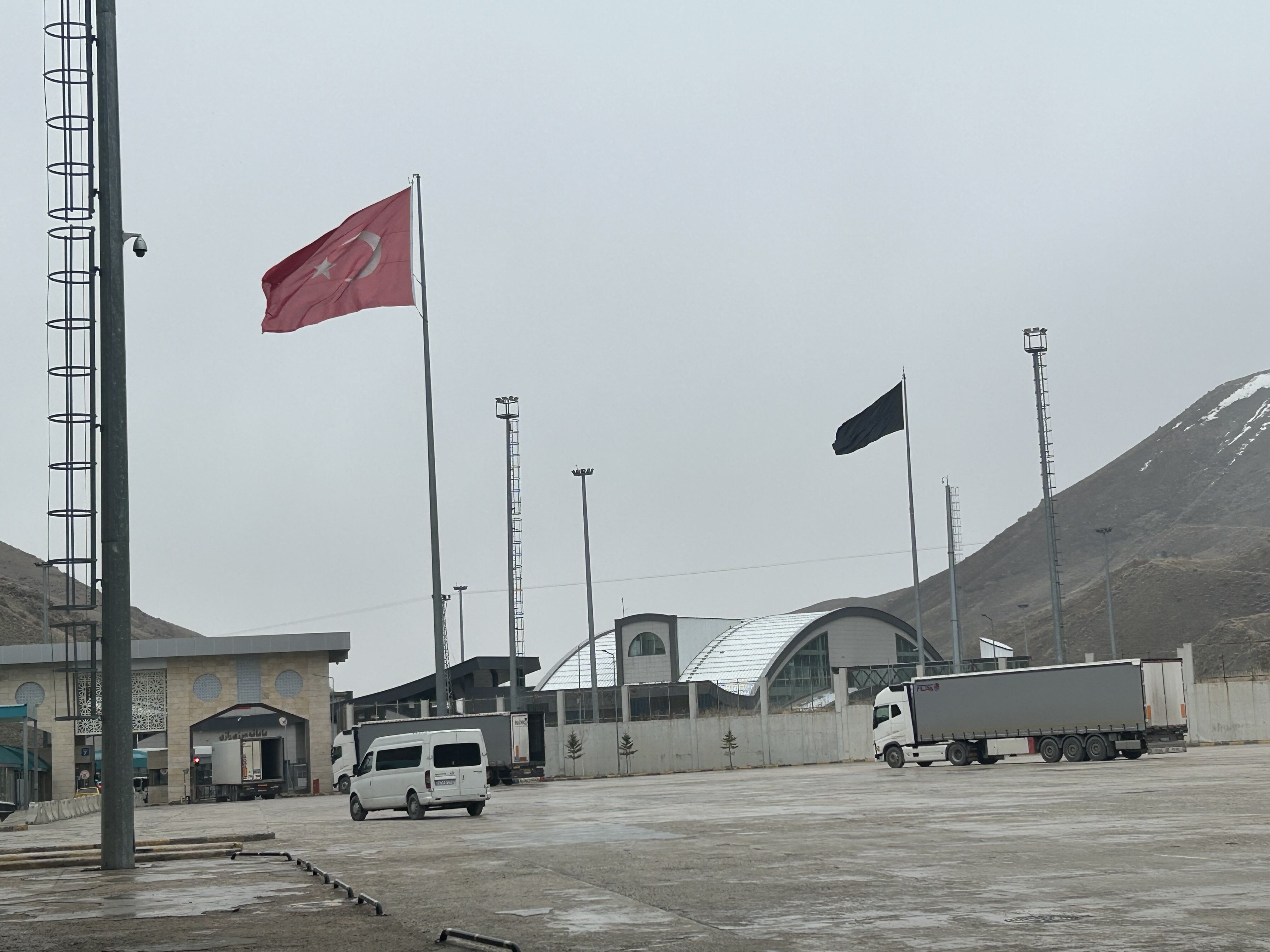 Sınır kapılarında hareketlilik sevkiyat var geçiş sınırlı