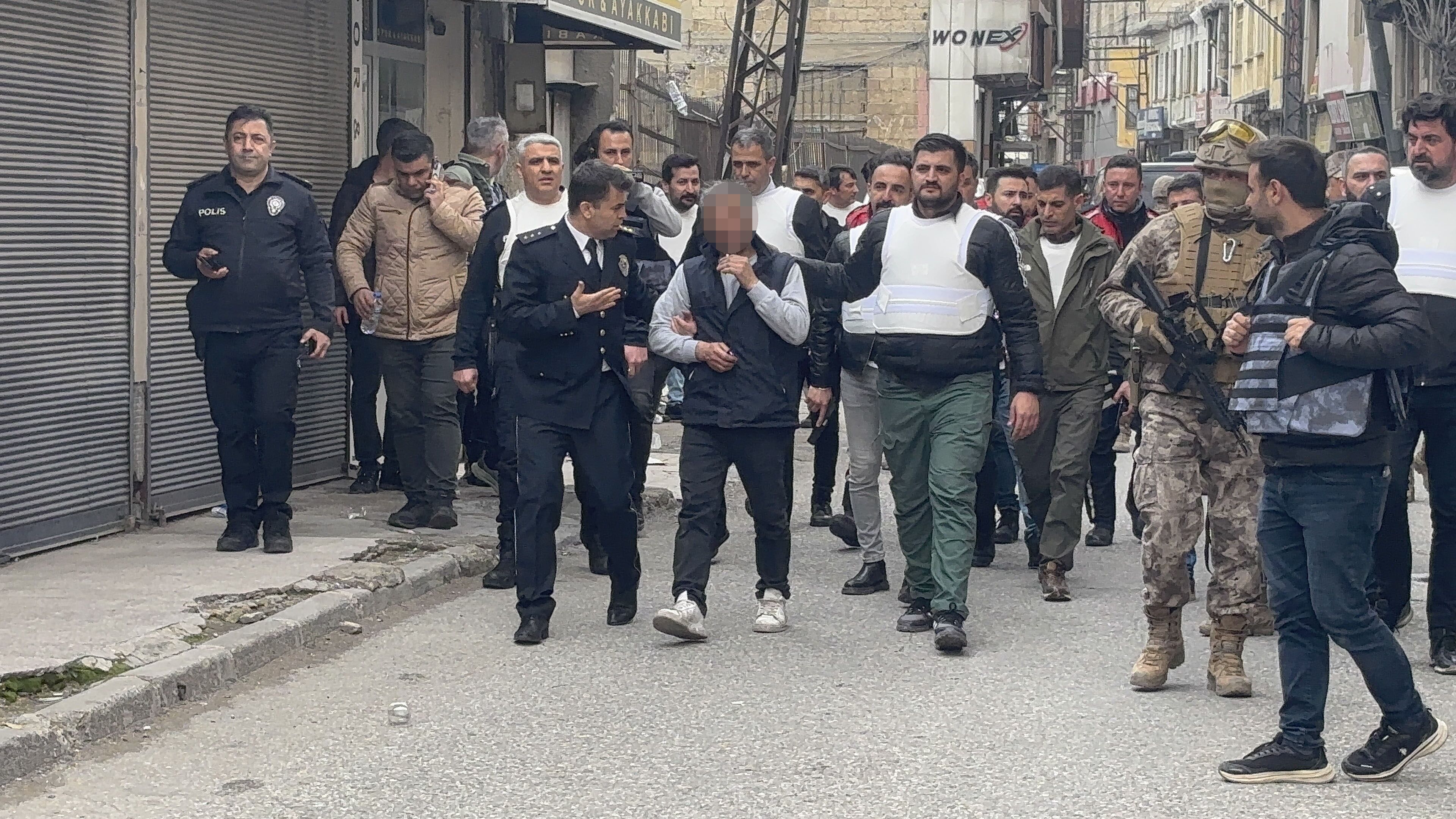 Sevgilisini topuğundan yaraladı,5 kişiyi rehin aldı