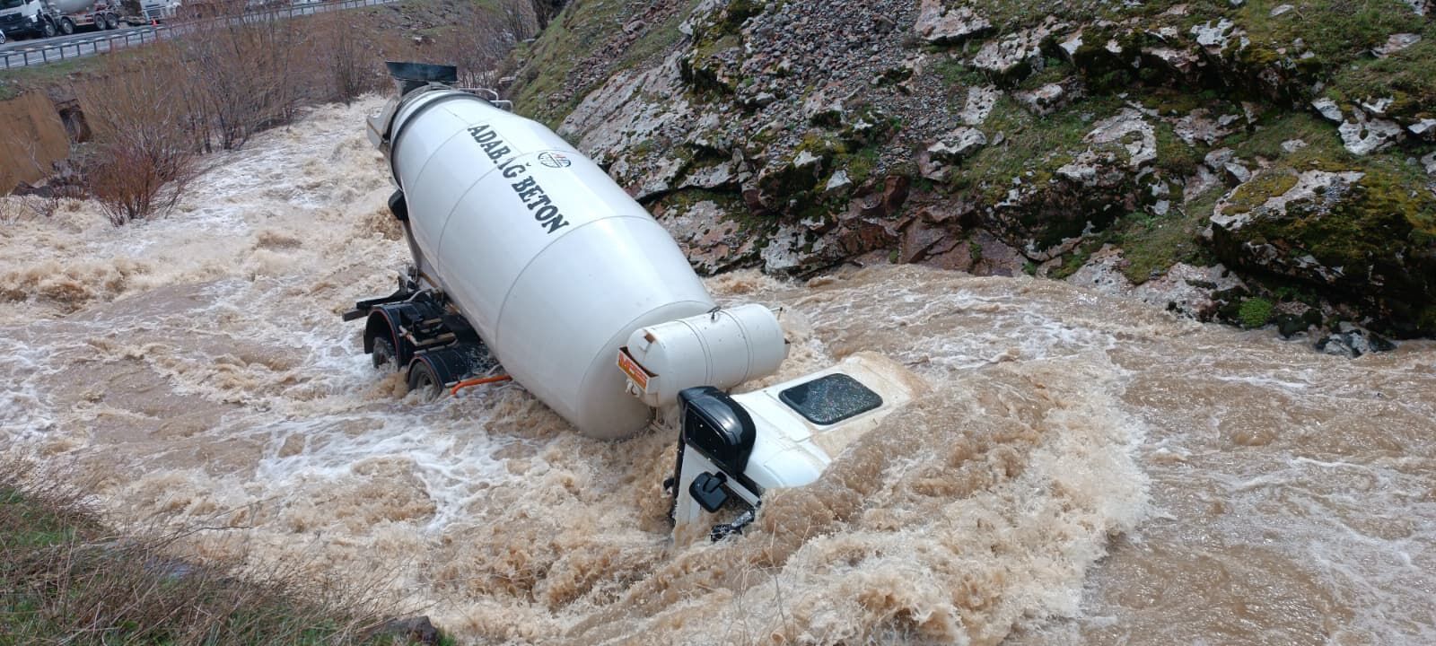 Beton mikseri dereye uçtu sürücü akıntıya kapıldı