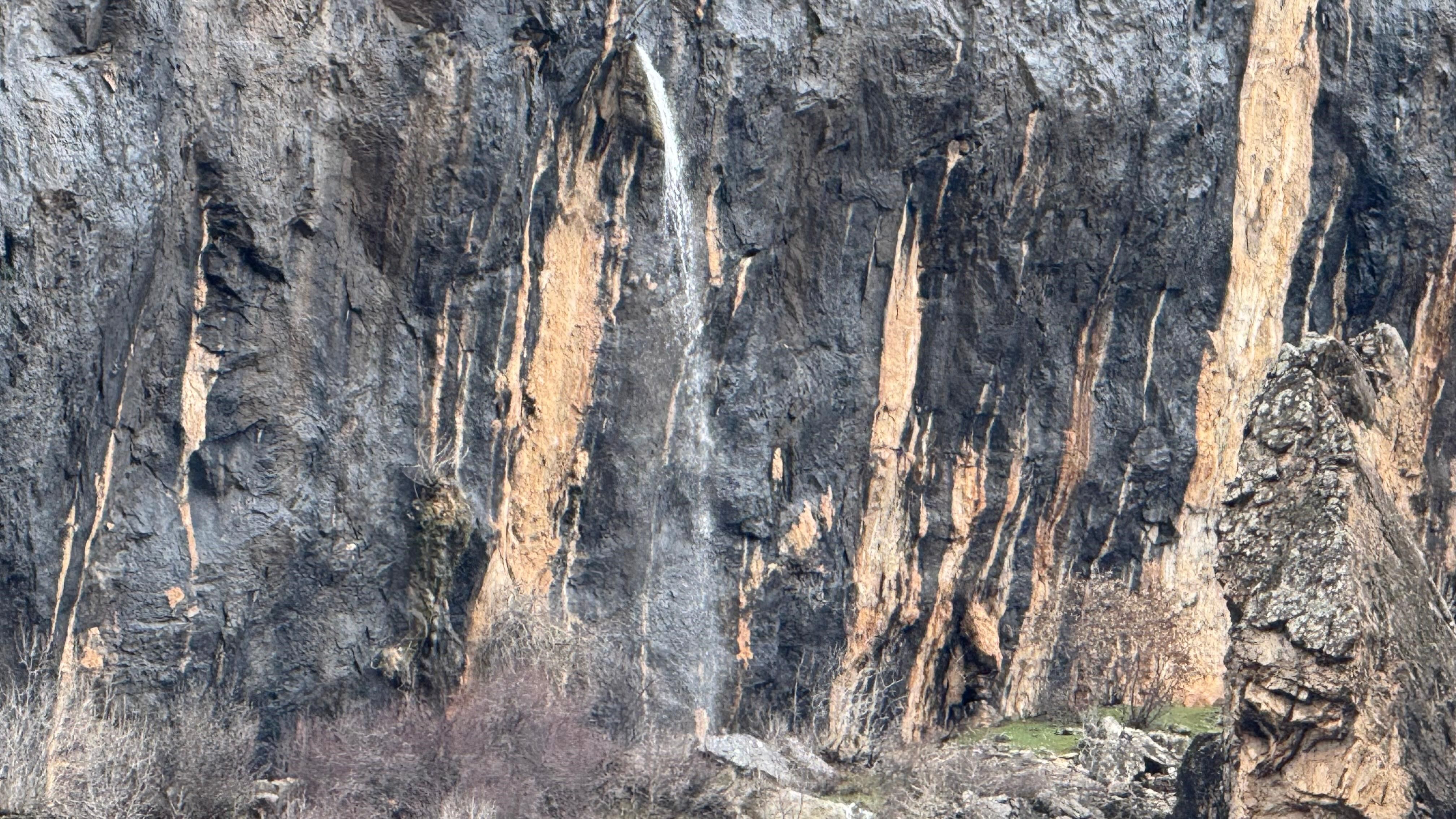 Şırnak’ta Nadir Doğa Olayı, Kayanın Ortasından Su Patladı