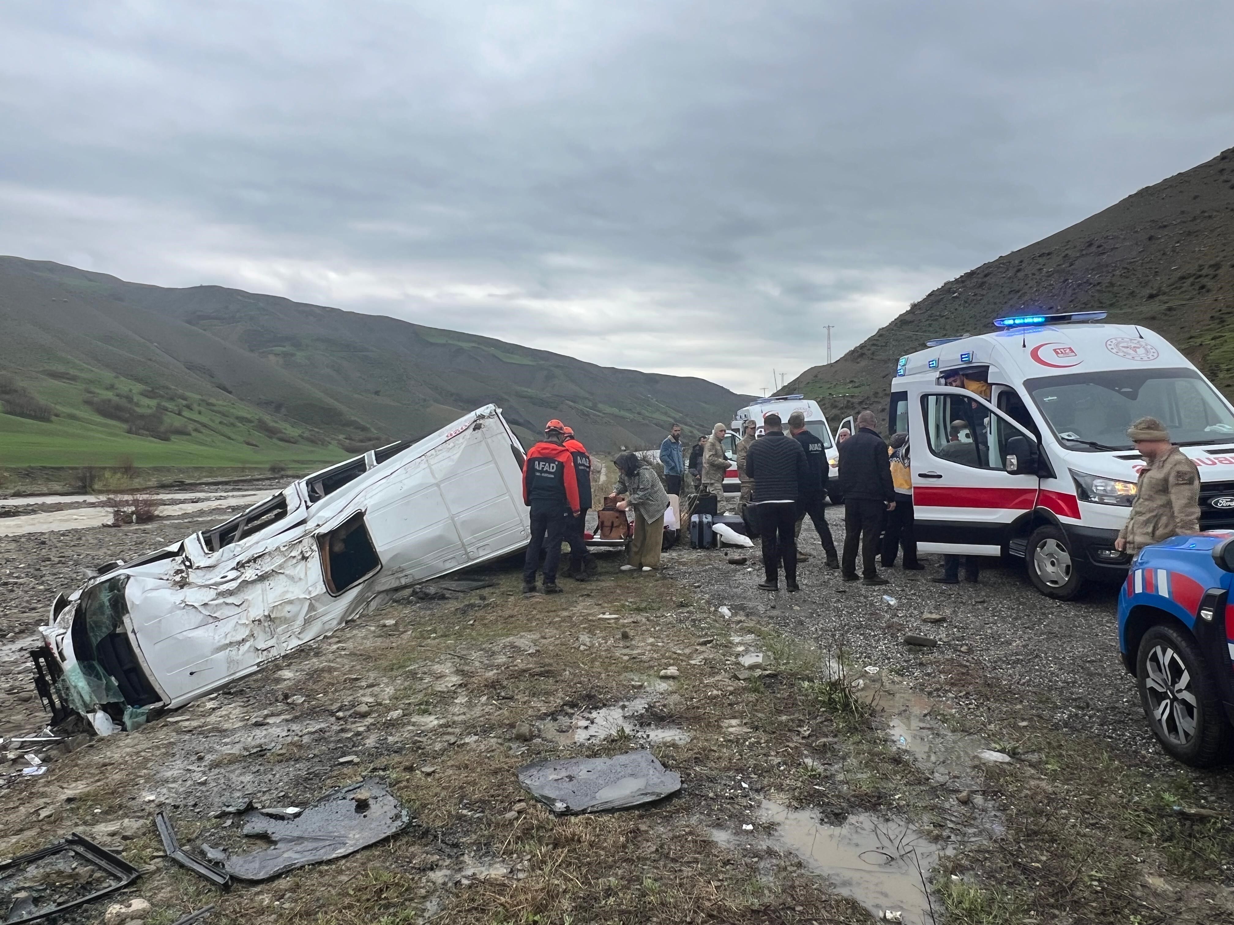 Yolcu minibüsü dere yatağına yuvarlandı, 16 yaralı