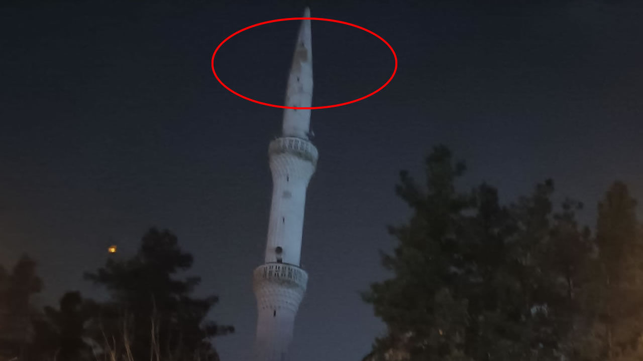 Cami minaresine yıldırım düştü