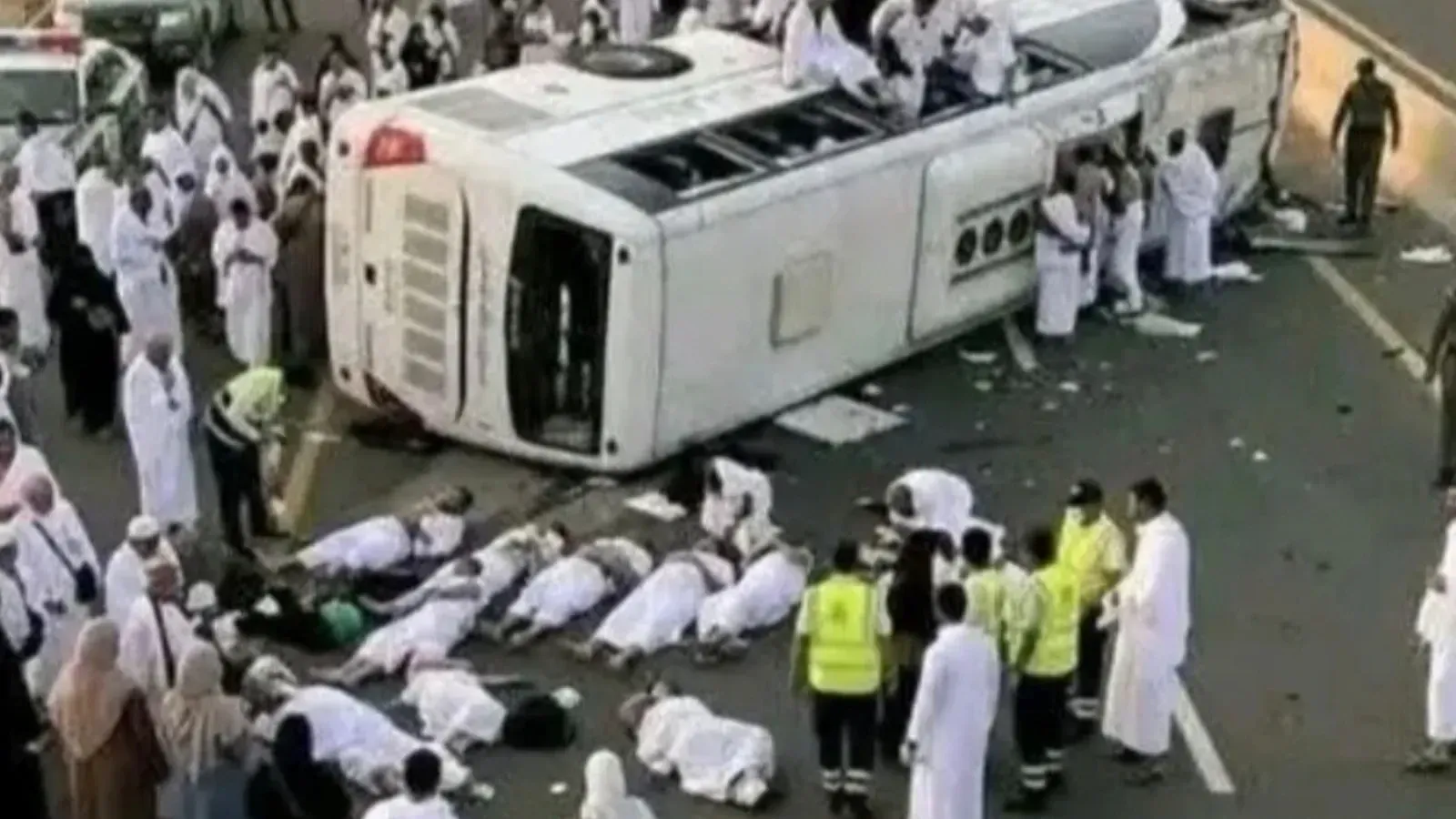 Hacıları taşıyan otobüs devrildi Çok sayıda ölü var