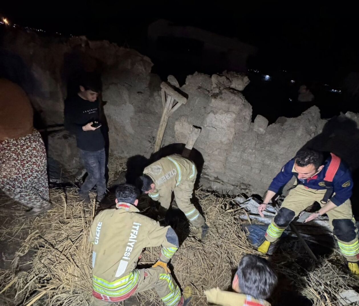 Cizre’de ahır çöktü, Hayvanlar telef oldu