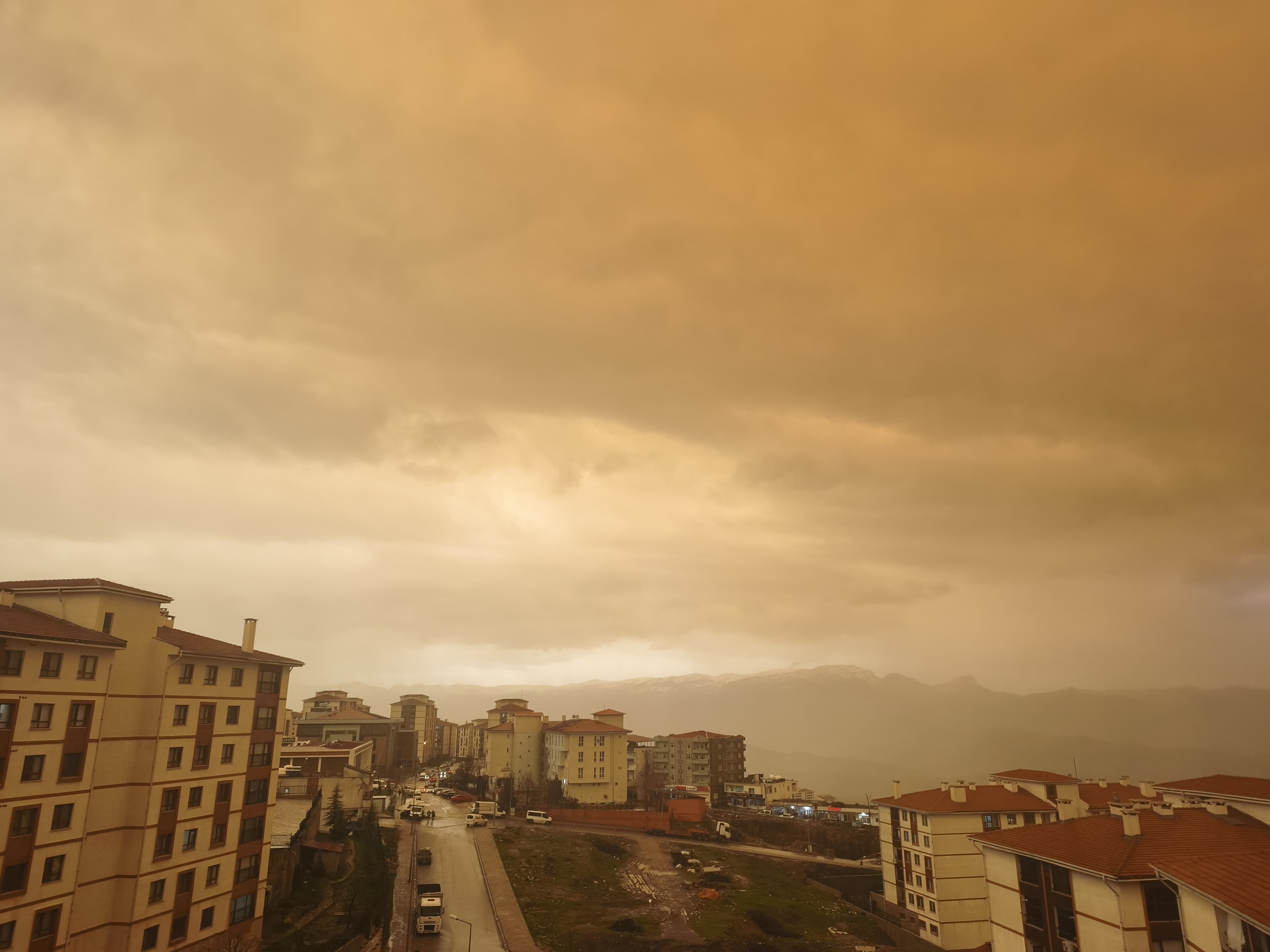 Şırnak'ta Sağanak Yağışla Birlikte Gökyüzü Turuncu Oldu!