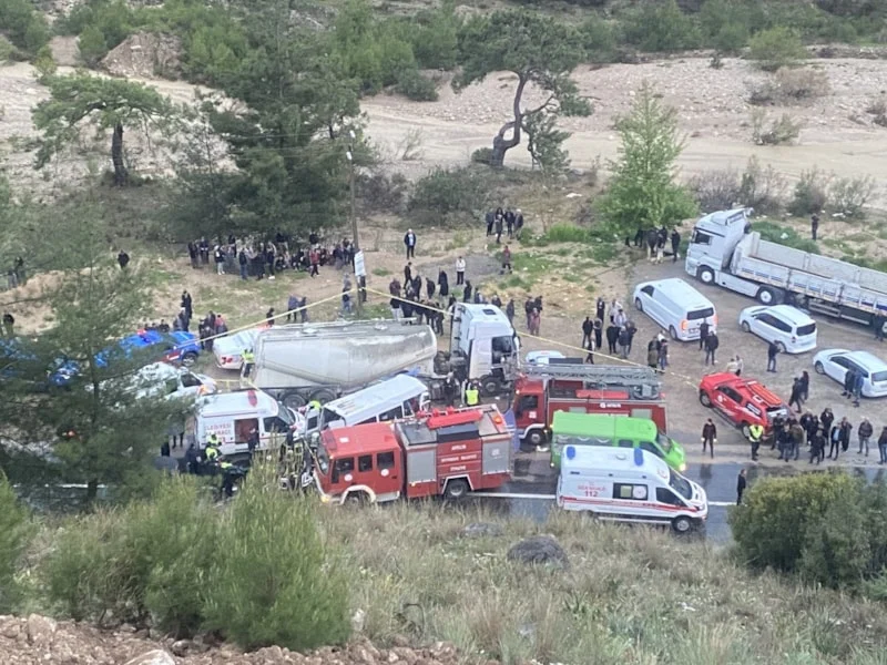 Tarım İşçilerini Taşıyan Minibüs Kaza Yaptı, 7 Ölü