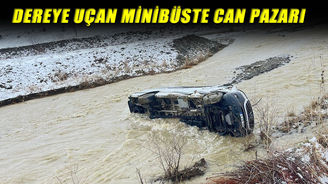 Kaygan yolda kaza, minibüs dereye uçtu