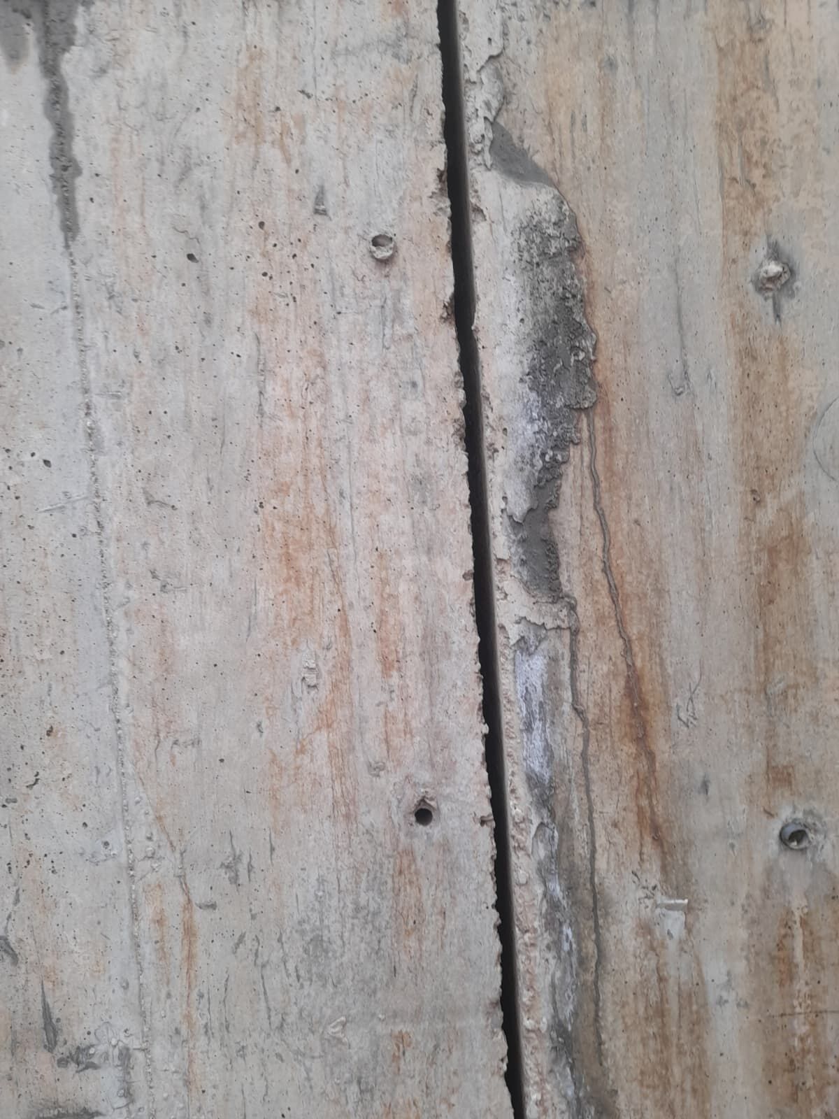 istinat duvarı çatlamış