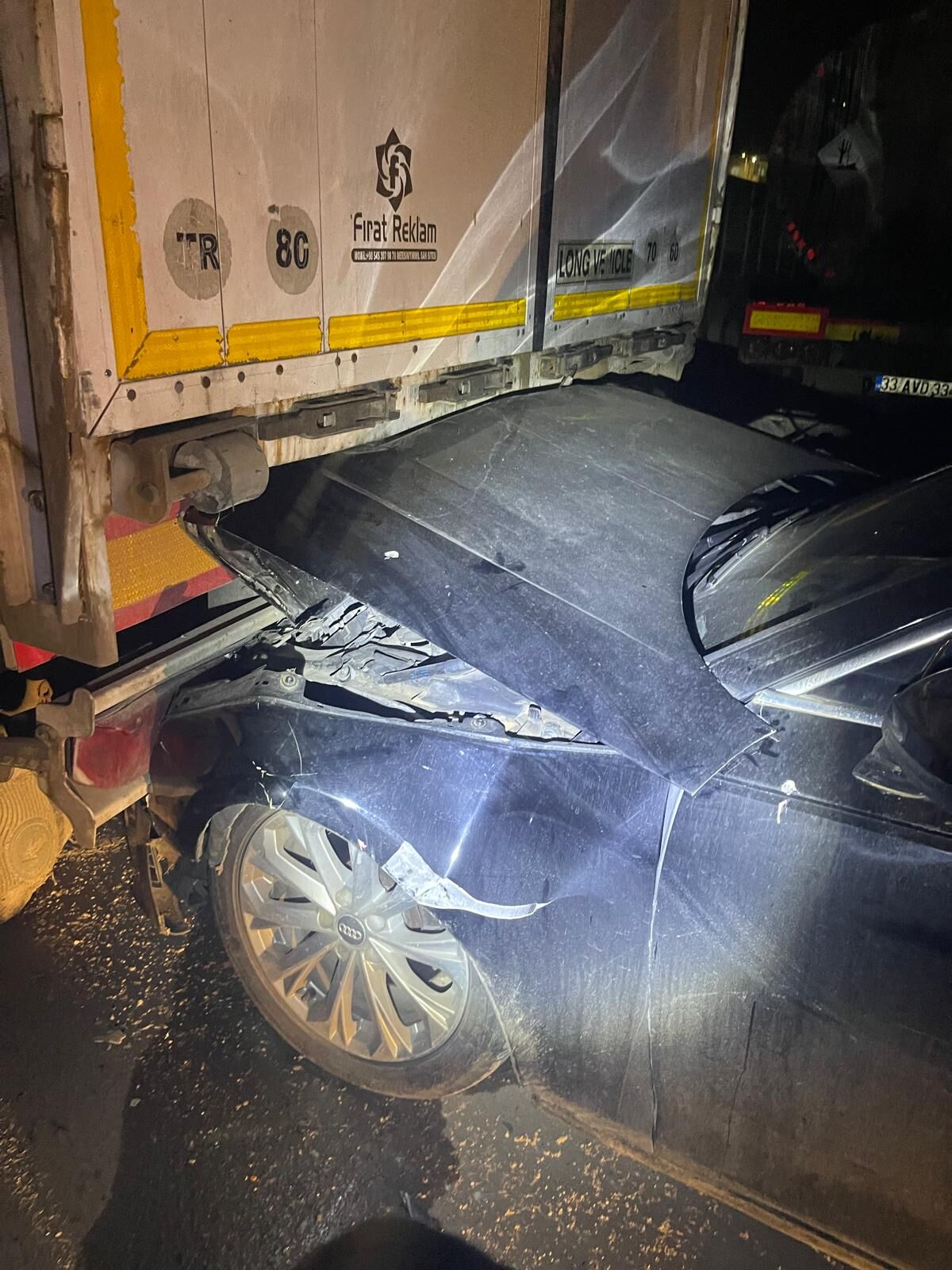 Cizre’de İki Tır Arasında Kalan Araçta 1 Kişi Yaralandı