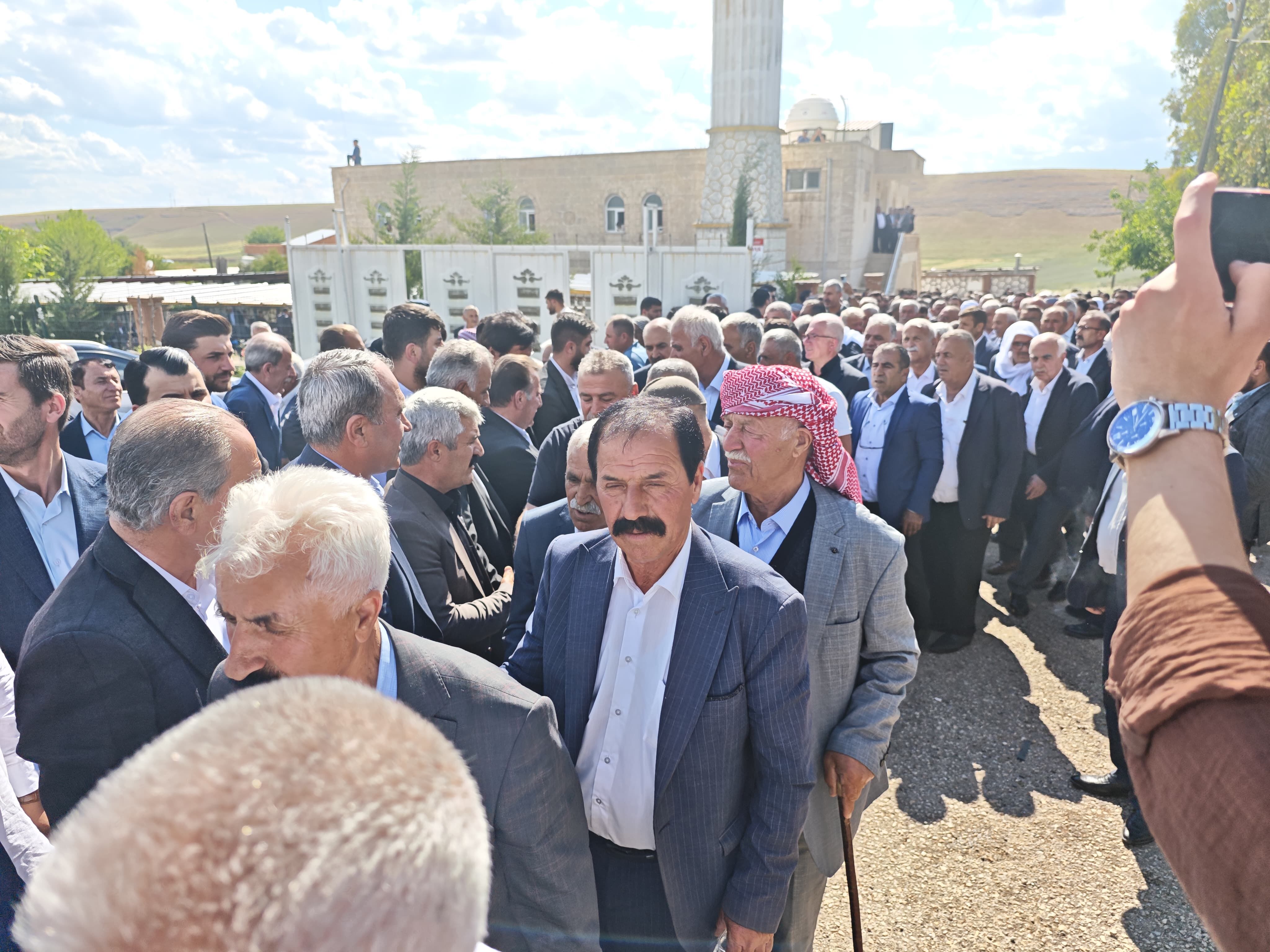 Iki Aşiret El Sıkıştı (10)