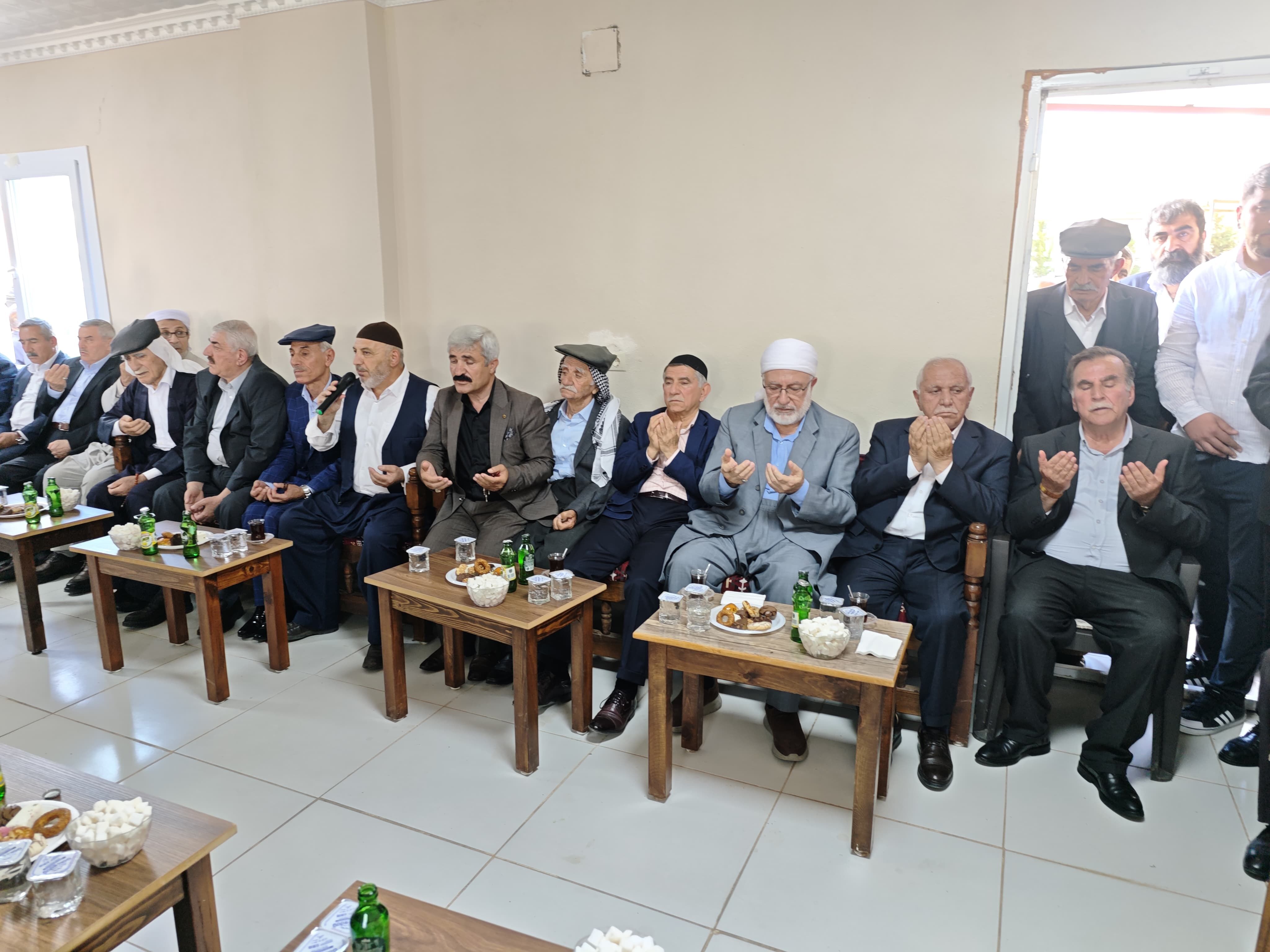 Iki Aşiret El Sıkıştı (11)